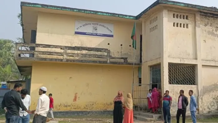 বরিশালে বিদ্যালয়ের ক্লাস বাদ দিয়ে নির্বাচনী প্রচারণা চালান সহকারি শিক্ষক